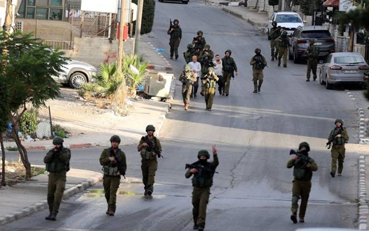 Tentara Israel menangkap warga dan melanjutkan penggerebekan di Tepi Barat, Palestina, Kamis (15/2/2024). (ANTARA/ANADOLU)