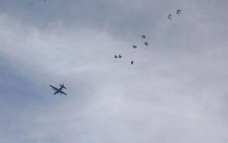 Ilustrasi pesawat menerjunkan bantuan kemanusiaan via udara. (ANTARA/Anadolu.)