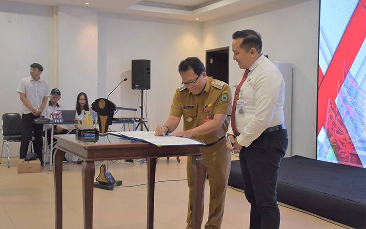 Pj Bupati Kapuas, Erlin Hardi bersama Kajari Kapuas saat tandatangani MoU pada Senin, 4 Maret 2024. (FOTO: IST)