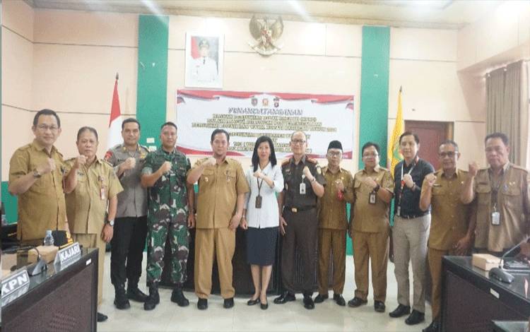 Pj Bupati Katingan, Saiful (tengah) foto bersama dengan pihak TNI dan Polri serta unsur terkait usai melakukan penandatanganan NPHD terkait pengamanan pilkada tahun 2024