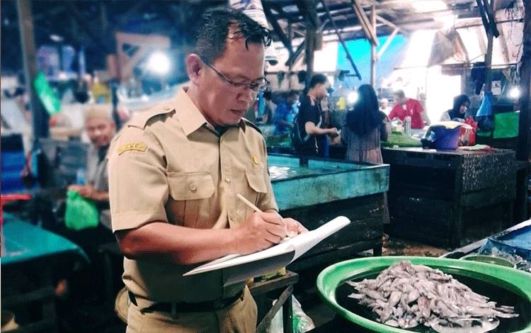 Sekretaris Dinas Perikanan Palangka Raya Sri Utomo saat melakukan survei harga ikan di Pasar Besar Palangka Raya (Foto : PATHUR)