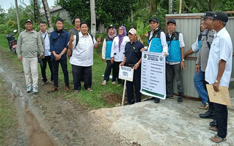Camat Kapuas Kuala, Nurcahyono memimpin Monev Dana Desa (DD) Tahap III yang telah dilaksanakan. (FOTO: IST)
