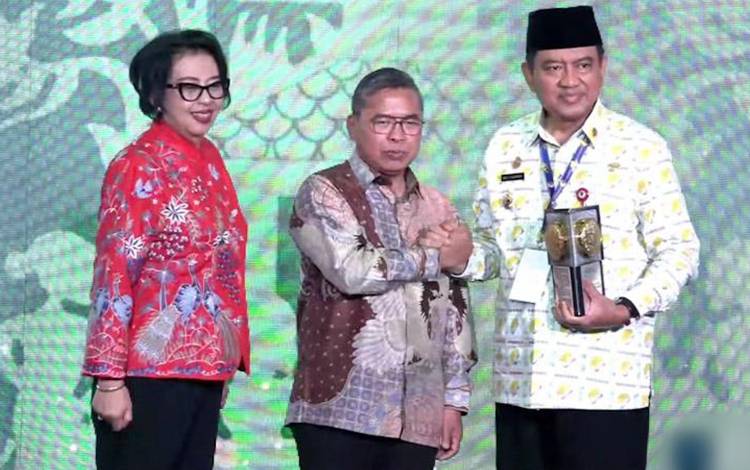 Pj Bupati Kobar, Budi Santosa saat menerima Piala Adipura ke 13 bagi Kabupaten Kobar dalam kegiatan yang digelar di Auditorium Dr. Soejarwo, Gedung Manggala Wanabakti, Jakarta ,Selasa, 5 Maret 2024.