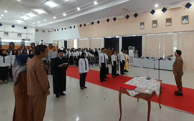 Pejabat Bupati Sukamara, Kaspinor menyerahkan SK kepada 98 PPPK Jabatan Fungsional Formasi Tahun 2023 di aula kantor bupati setempat, Senin, 5 Maret 2024. (FOTO : NORHASANAH)