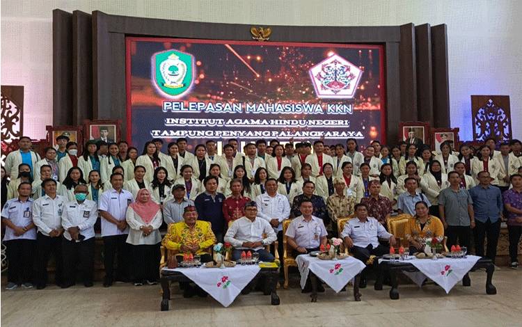 Staf Ahli Bupati Bidang Pemerintahan, Hukum dan Politik Sekretariat Daerah Wim RK Benung menyambut kedatangan mahasiswa KKN IAHN-TP Palangka Raya, Rabu, 6 Maret 2024.