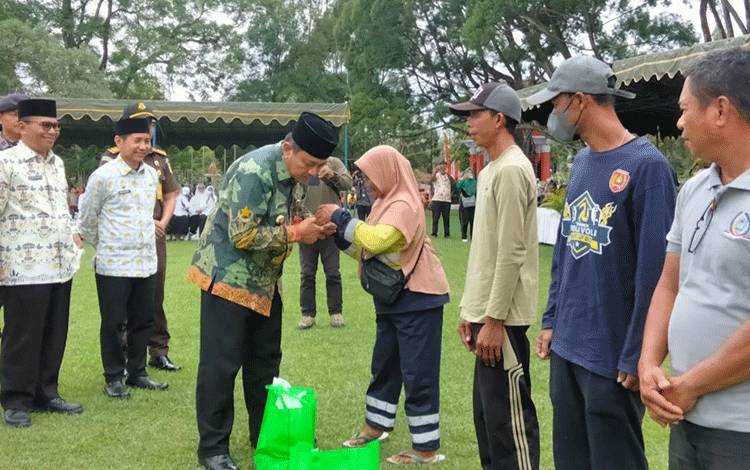 Pj Bupati Kobar Budi Santosa simbolis menyerahkan paket sembako kepada petugas kebersihan. (Foto : ISTIMEWA)