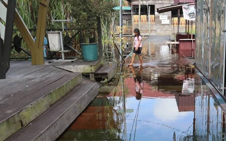 Akses Jalan Dermaga Kereng Bangkirai Terendam Banjir (Foto : PATHUR)