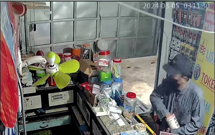 Tangkapan layar rekaman kamera CCTV aksi pencurian di sebuah konter di Sampit. (FOTO: IST)