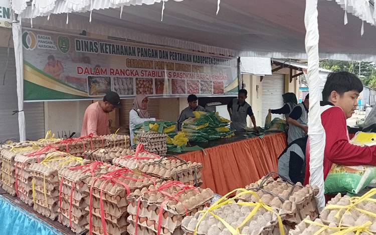 Kegiatan pasar penyumbang gerakan tangan murai yang dilaksanakan dinas ketahanan pangan dan pertanian suka marah di Pasar Saik, Rabu, 6 Maret 2024. (FOTO : NORHASANAH)