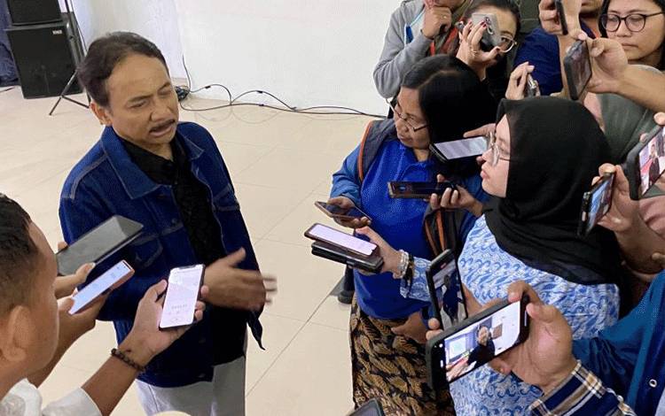 Ketua Mahkamah Konstitusi (MK) Suhartoyo menjawab pertanyaan wartawan saat ditemui di Bogor, Jawa Barat, Rabu (6/3/2024) malam. (ANTARA/Fath Putra Mulya)