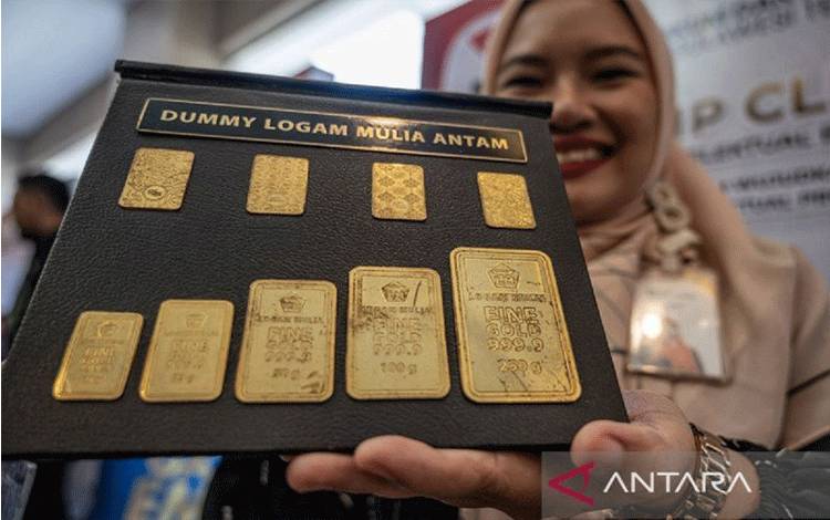Seorang pedagang menunjukkan emas batangan yang dijual di Jakarta, Selasa (28/11/2023). Harga emas batangan PT Aneka Tambang Tbk (Antam) naik Rp 5.000 ke posisi Rp 1.115.000 per gram dibanding hari sebelumnya. (Ilustrasi - Petugas menunjukkan dumi logam mulia produksi Antam. ANTARA FOTO/Basri Marzuki/tom/aa.)