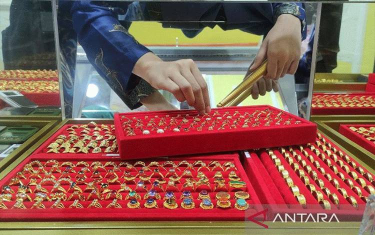 Penampakan perhiasan emas yang dipajang di etalase toko di Kota Sampit, Senin (19/2/2024). ANTARA/Devita Maulina