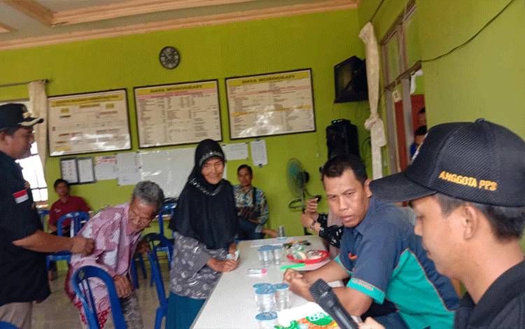Camat Kapuas Kuala, Nurcahyono turut memantau proses penyaluran bantuan PKH dan BPNT kepada KPM di Desa Sei Bakut dan Wargo Mulyo. (FOTO: IST)
