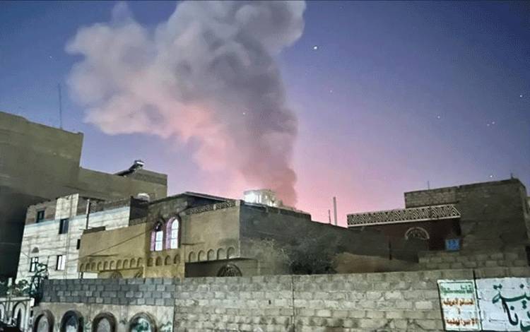 Serangan AS-Inggris di Sanaa, Yaman, Sabtu (25/2/2024). (ANTARA/ANADOLU)