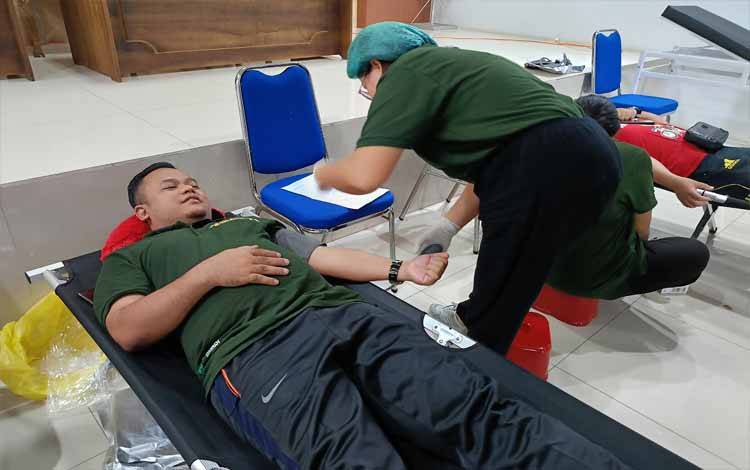 Ketua DPRD Barito Timur Nursulistio mendonorkan darah untuk PMI pada peringatan Hari Ulang Tahun atau HUT ke-71 IKAHI di Pengadilan Negeri Tamiang Layang, Jumat, 8 Maret 2024. (FOTO: BOLE MALO)