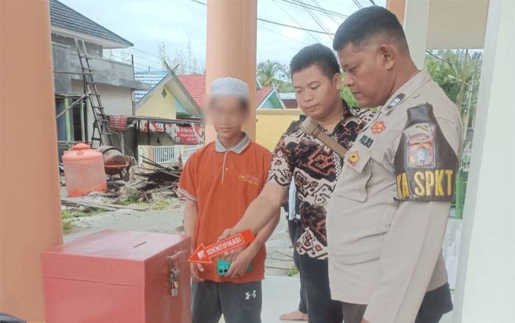 SPKT Polresta Palangka Raya saat melakukan investigasi pencurian kotak amal di Masjid Nurul Ikhwan (Foto : SPKT Polresta Palangka Raya)