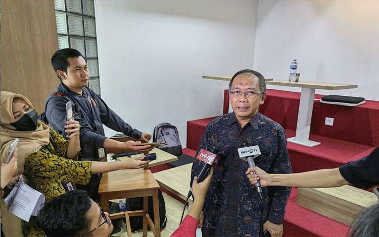 Peneliti Astronomi dan Astrofisika BRIN Thomas Djamaluddin saat diwawancarai para awak media tentang perhitungan awal Ramadan dan Lebaran di Jakarta, Jumat (8/3/2024). ANTARA/Sugiharto Purnama.