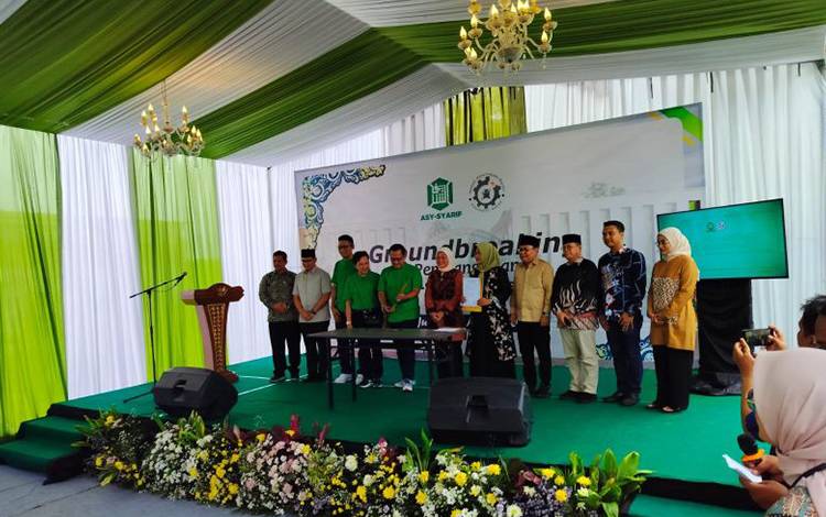 Menteri Ketenagakerjaan, Ida Fauziyah (tengah) saat Groundbreaking Pembangunan SMK Asy-Syarif Mitra Industri, di Mojokerto, Jawa Timur, Jumat (8/3/2024) ANTARA/Indra Setiawan