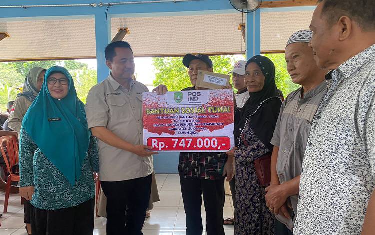 Pj Bupati Sukamara, Kaspinor menyerahkan secara simbolis bantuan sosial tunai insentif fisikal kepada penerima manfaat di Kelurahan Mendawai pada Sabtu, 9 Maret 2024. (FOTO: NORHASANAH)