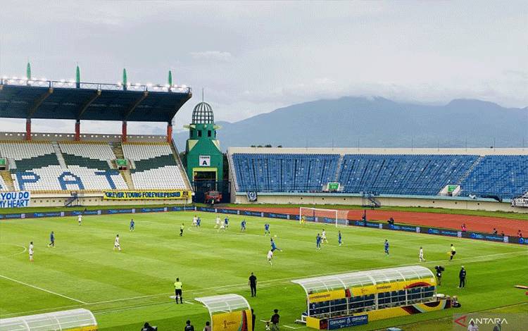 Situasi pertandingan Persib Bandung kontra Persija Jakarta dalam lanjutan Liga 1 2023/2024 di Stadion Si Jalak Harupat, Kabupaten Bandung, Jawa Barat, Sabtu (9/3/2024). (ANTARA/Rubby Jovan)