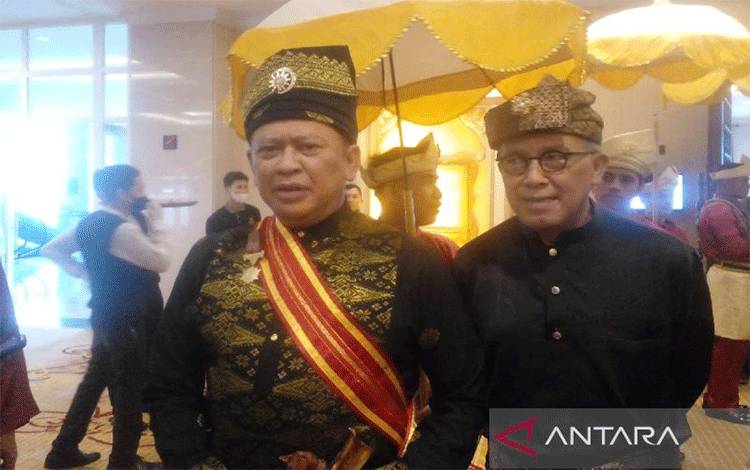 Ketua MPR RI Bambang Soesatyo (kiri) memberikan keterangan di Medan, Sumater Utara, Sabtu (9/3/2024). (ANTARA/ M. Sahbainy Nasution)