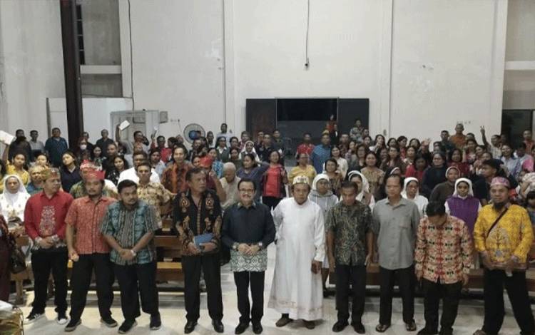 Anggota MPR RI Agustin Teras Narang melakukan foto bersama dengan pastor dan suster serta umat Katolik Yesus Gembala Baik, di Palangka Raya, Jumat (8/3/2024). ANTARA/HO-Tim Teras Narang.