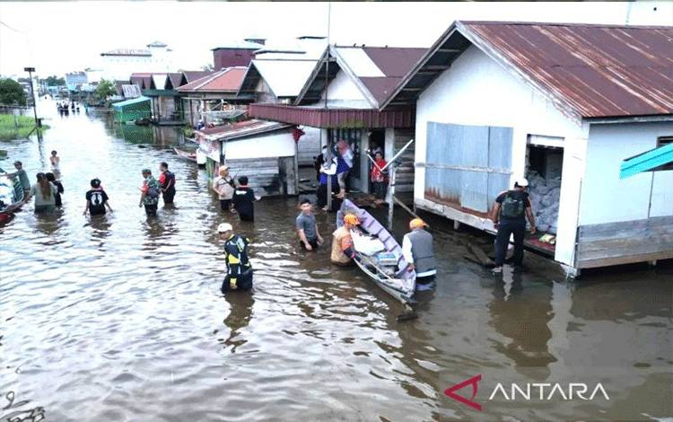 Petugas gabungan menyalurkan sembako untuk warga terdampak banjir di Desa Hanjalipan, Kabupaten Kotawaringin Timur, Kalimantan Tengah, Rabu (28/2/2024). ANTARA/HO-BPBD Kotawaringin Timur/aa.