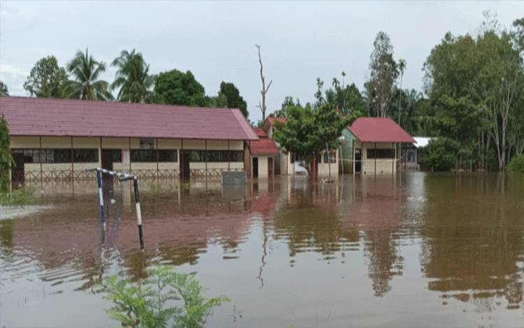 Gedung sekolah dasar di Desa Banut Kalanaman, Kecamatan Katingan Hilir, Kabupaten Katingan ini terendam banjir, Minggu, 10 Maret 2024.
