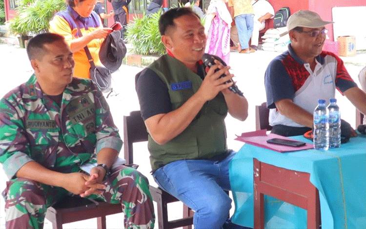 Plt Kepala BPBD Palangka Raya Hendrikus Satriya Budi (tengah) saat mengikuti rapat penetapan status banjir di Palangka Raya (Foto : IST)