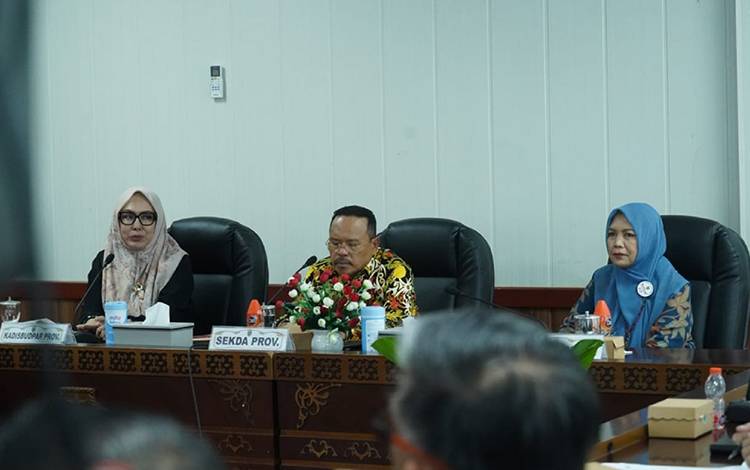Sekda Nuryakin saat memimpin rapat di Ruang Bajakah kompleks kantor gubernur Kalteng. (FOTO: ARIF/IKSAN)