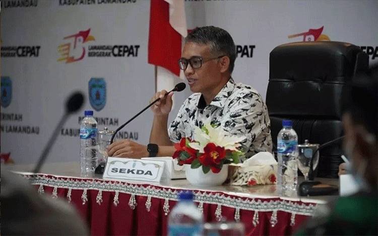 Sekda Lamandau Muhamad Irwansyah saat memimpin rapat koordinasi pimpinan OPD di lingkup Pemkab Lamandau. (FOTO : HENDI NURFALAH)