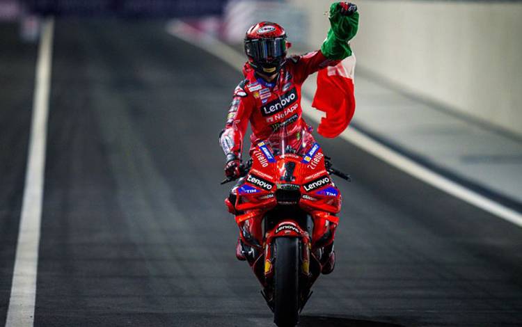 Francesco Bagnaia (Ducati Lenovo) saat berselebrasi usai memenangkan balapan utama MotoGP Qatar di Sirkuit Internasional Lusail, Minggu (10/3/2024). (ANTARA/HO/Ducati Corse)