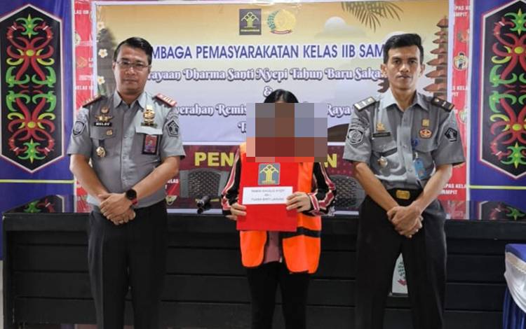 Kepala Lembaga Pemasyarakatan Kelas II B Sampit menyerahkan SK Remisi Khusus Hari Raya Nyepi secara simbolis kepada seorang narapidana. (FOTO: Lapas Sampit)