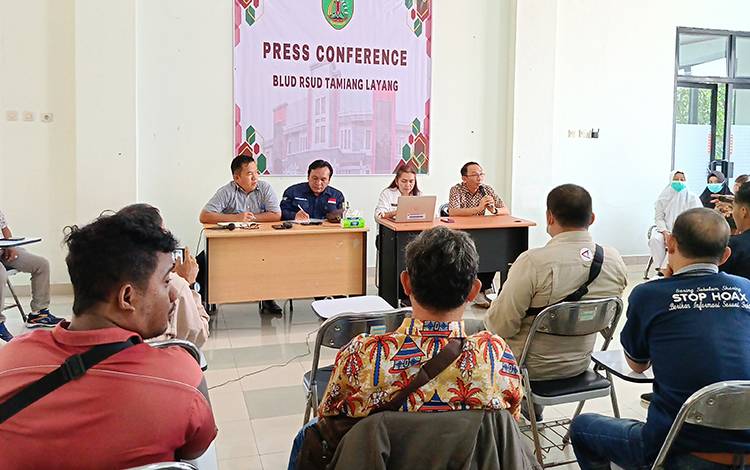 Konferensi pers di RSUD Tamiang Layang Kabupaten Barito Timur untuk memberikan penjelasan terkait kronologi meninggalnya ibu hamil berinsial EM (32) warga Desa Tumpung Ulung. (FOTO: BOLE MALO)