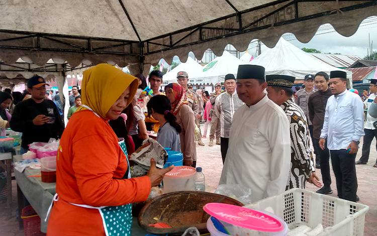 Pejabat Bupati Sukamara, Kaspinor saat melihat dagangan para penjual di Pasar Ramadan yang berlokasi di Pasar Saik. Selasa, 12 Maret 2024. (FOTO: NORHASANAH)
