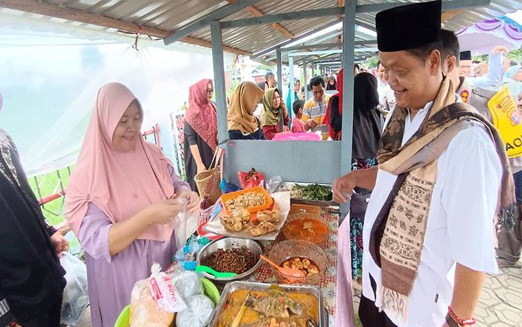Pj Bupati Seruyan Djainuddin Noor saat meninjau lapak para pedagang di Pasar Ramadan yang baru dibuka secara resmi (FOTO : FAHRUL)