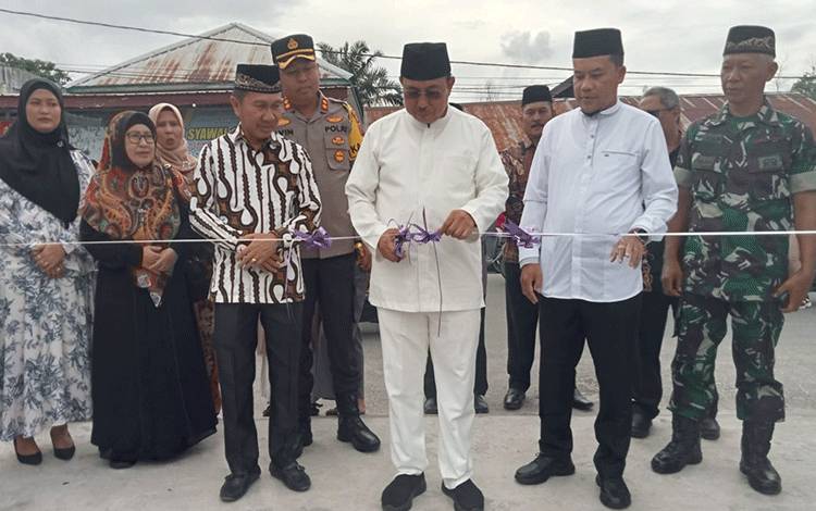 Pejabat Bupati Sukamara, Kaspinor memotong pita tanda resmi dibukanya pasar Ramadan yang berlokasi di Pasar Saik Sukamara, Selasa, 12 Maret 2024. (FOTO : NORHASANAH)