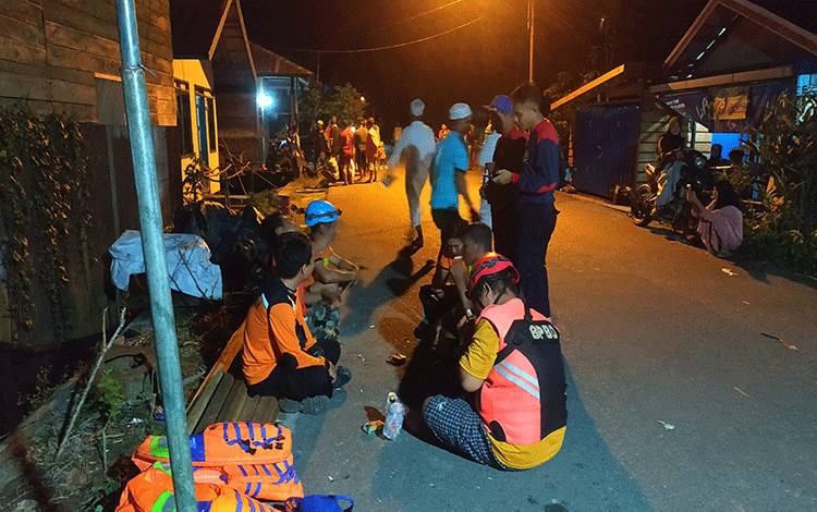 Puluhan warga Baun Bango, Kecamatan Kamipang hingga malam ini masih melakukan pencarian anak usia 9 tahun yang diduga tenggelam di Sungai Katingan desa tersebut, Selasa, 12 Maret 2024. (FOTO: GOFUR)