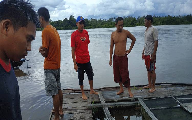 Warga Baun Bango, Kecamatan Kamipang, Kabupaten Katingan masih melaksanakan pencarian korban diduga tenggelam di Sungai Katingan.
