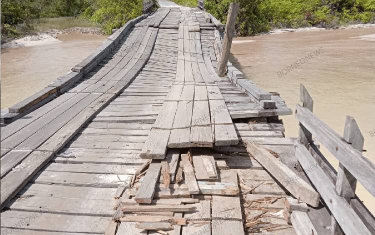Potret Jembatan Rawi II yang rusak yang akan segera diperbaiki soleh Pemkab Gubung Mas. (FOTO: IST)