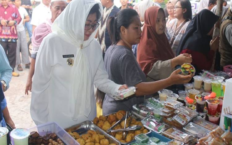 Penjabat Bupati Lamandau Lilis Suriani saat menyambangi pasar ramadan di Halaman Masjid Baiturrahman Nanga Bulik. (FOTO: HENDI NURFALAH)