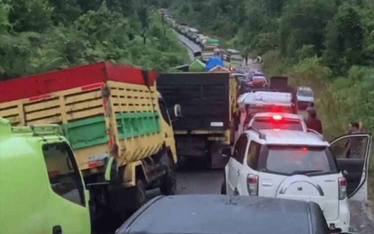 Jalur Trans Kalimantan Palangka Raya-Kuala Kurun di Desa Bawan saat kendaraan mengalami kemacetan akibat jalan rusak (Foto:Istimewa)