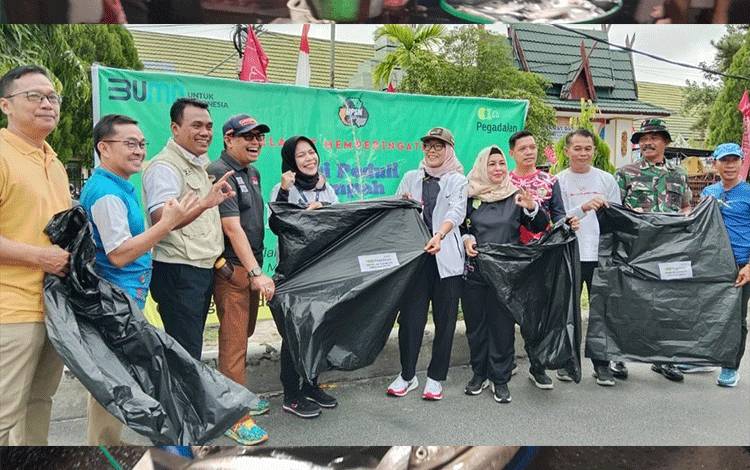 Aksi bersih-bersih sampah saat perayaan HSPN di Palangka Raya. (FOTO: HUMAS)