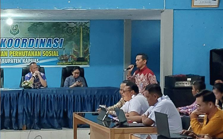 Kepala Dinas PMD Kapuas, Budi Kurniawan saat sampaikan sambutan pada Rakor pembangunan perhutanan sosial, bertempat di Aula Dinas PMD setempat. (FOTO: DODI)