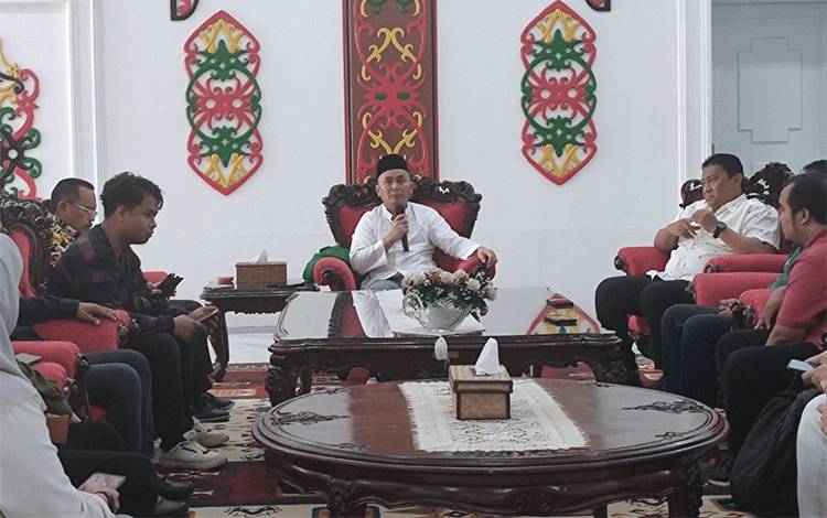 Gubernur Kalimantan Tengah (Kalteng), Sugianto Sabran saat konferensi pers di aula istana isenmulang, Jumat, 15 Maret 2024. (FOTO: HERMAWAN)