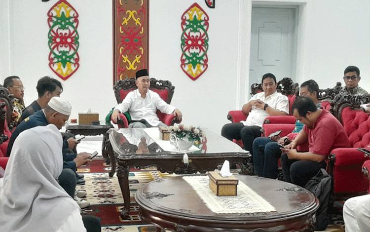  Gubernur Kalteng serta jajaran  saat mengadakan konferensi pers di Istana Isen Mulang, Jumat, 15 Maret 2024. (Foto: MARINI)
