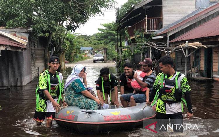Warga Kota Palangka Raya, Kalimantan Tengah, dievakuasi menggunakan perahu dari rumahnya yang digenangi banjir luapan Sungai Kahayan, Rabu (13/3/2024) (ANTARA/HO-BPBD Palangka Raya)