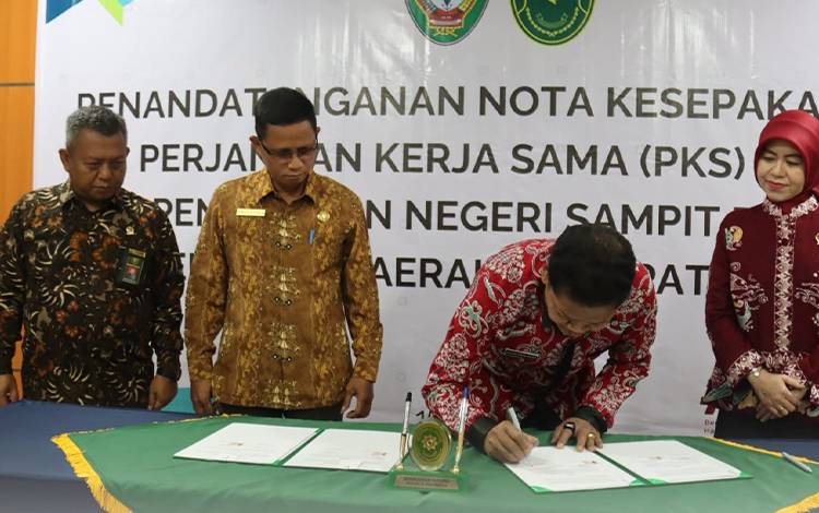 Pj Bupati Seruyan Djainuddin Noor saat melakukan penandatanganan nota kesepakatan antara Pemkab Seruyan dan PN Sampit (FOTO: PROKOM SERUYAN)
