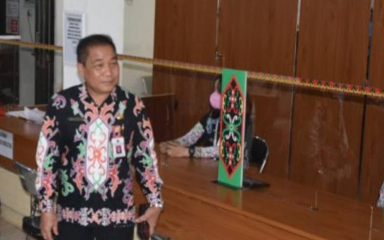 Sekretaris Disdukcapil Kapuas, Sipie S Bungai saat meninjau ruang pelayanan.