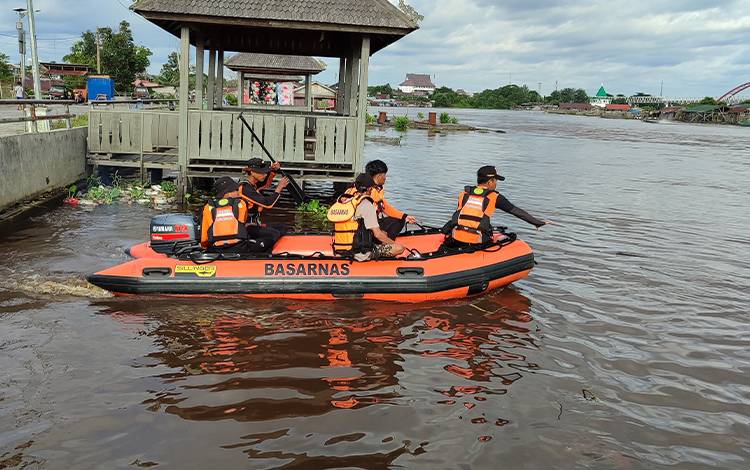 Tim gabungan SAR saat melakukan penyisiran di Sungai Kahayan. (FOTO: IST)